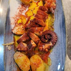 Pulpo a la Gallega en Asador Los Manchegos Asador en Tarancón Restaurante en Tarancón, Restaurante familiar en Tarancón, Asador con productos locales en Tarancón, Carnes a la brasa,Parrilla tradicional, Comida típica manchega en Tarancón, Restaurante especializado en carnes, Referente gastronómico en Tarancón