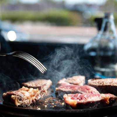 Cordero Asado en Asador Los Manchegos Asador en Tarancón Restaurante en Tarancón, Restaurante familiar en Tarancón, Asador con productos locales en Tarancón, Carnes a la brasa,Parrilla tradicional, Comida típica manchega en Tarancón, Restaurante especializado en carnes, Referente gastronómico en Tarancón