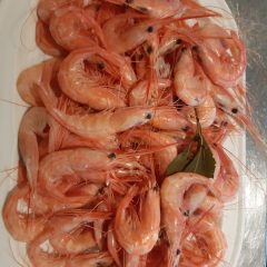 Gambas frescas en Asador Los Manchegos Asador en Tarancón Restaurante en Tarancón, Restaurante familiar en Tarancón, Asador con productos locales en Tarancón, Carnes a la brasa,Parrilla tradicional, Comida típica manchega en Tarancón, Restaurante especializado en carnes, Referente gastronómico en Tarancón